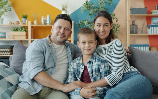 Tyli įtampa tarp kartų: kaip ramiau sutarti, kai po vienu stogu gyvena skirtingas vertybes turintys artimieji