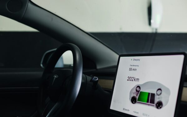 Svarstote pirkti elektromobilį? Nauji duomenys rodo, kad baterijų kainos pasiekė istorinį lūžio tašką
