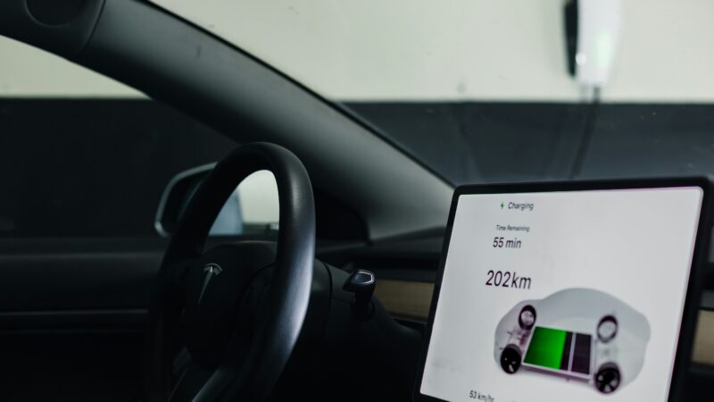 Svarstote pirkti elektromobilį? Nauji duomenys rodo, kad baterijų kainos pasiekė istorinį lūžio tašką