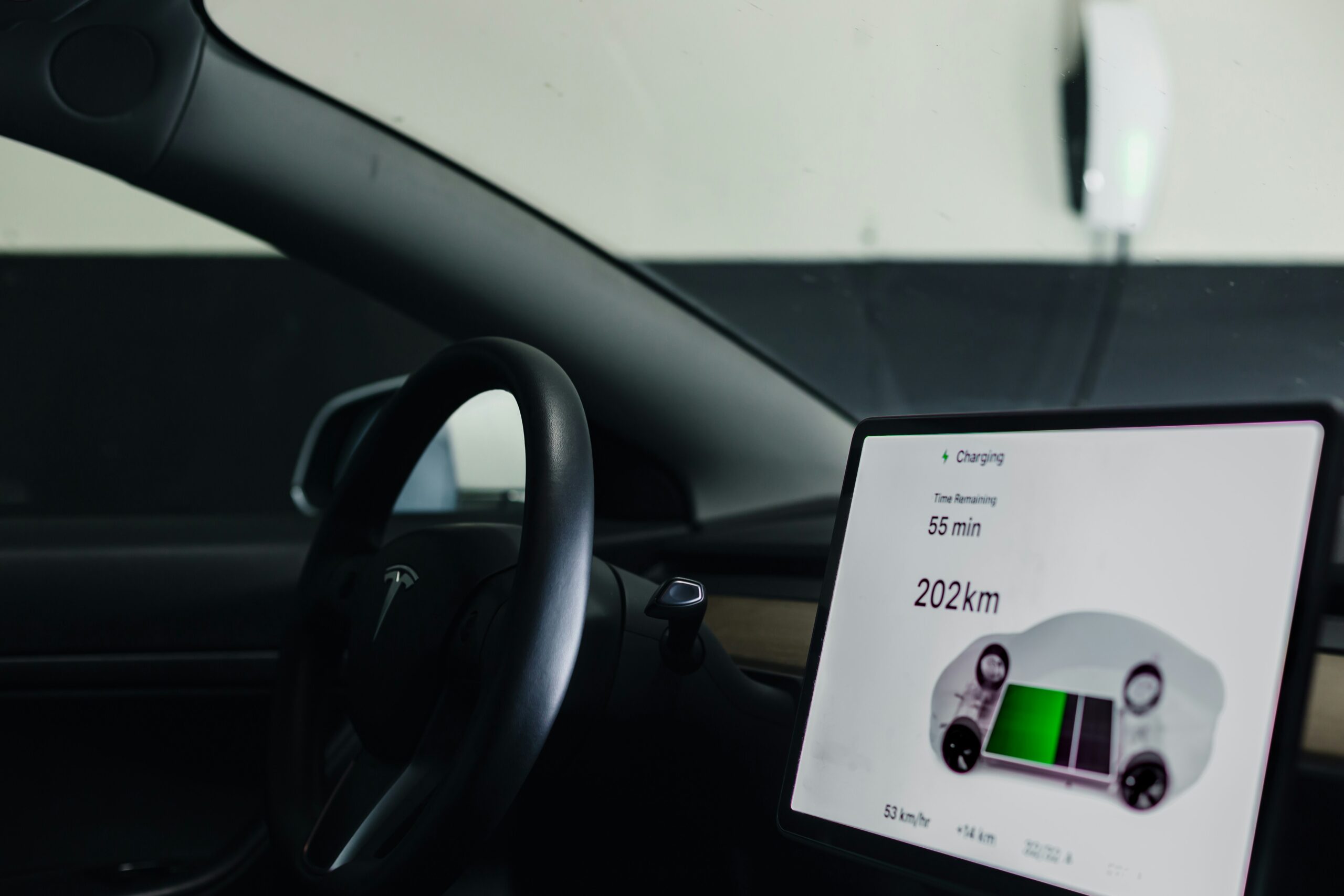 Svarstote pirkti elektromobilį? Nauji duomenys rodo, kad baterijų kainos pasiekė istorinį lūžio tašką