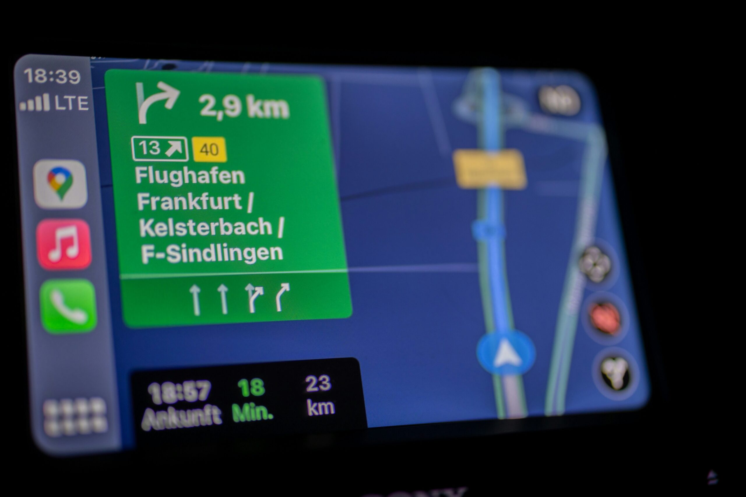 Automobilio ekranas. Unsplash nuotr