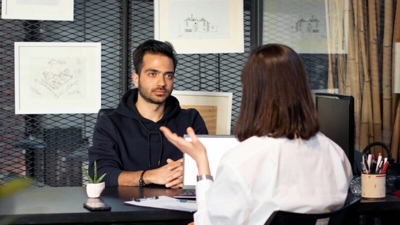 Universiteto diplomo jau nebepakanka? Ekspertai įspėja apie naują absolventų realybę