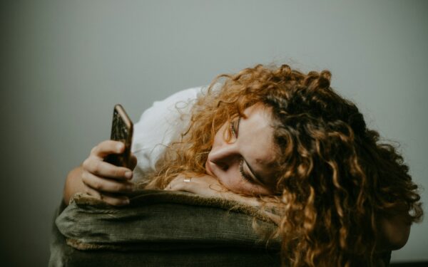 Prieš miegą paimate telefoną? Mokslininkai atskleidė, ką tai daro jūsų smegenims