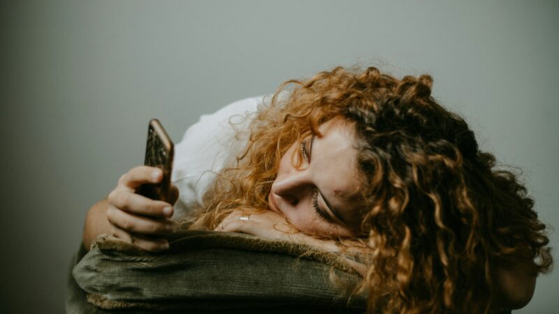 Prieš miegą paimate telefoną? Mokslininkai atskleidė, ką tai daro jūsų smegenims