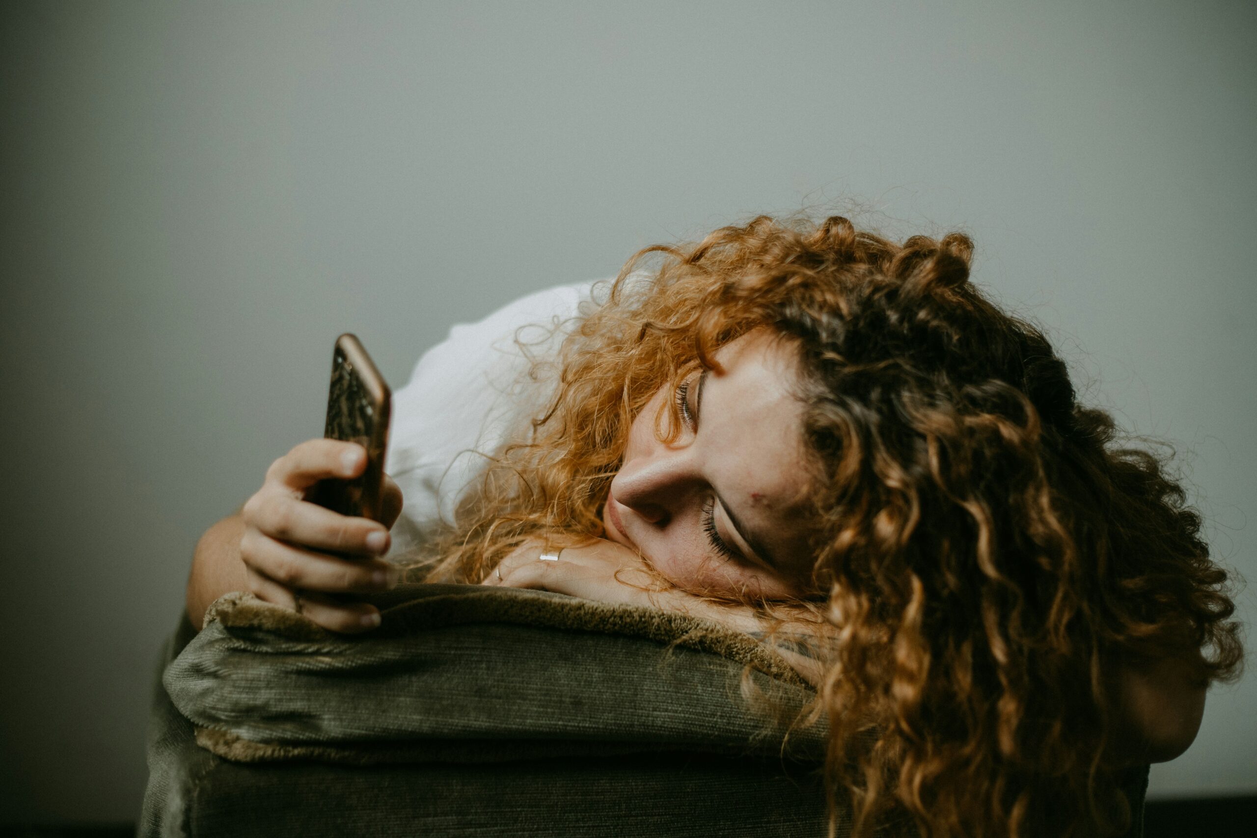 Prieš miegą paimate telefoną? Mokslininkai atskleidė, ką tai daro jūsų smegenims