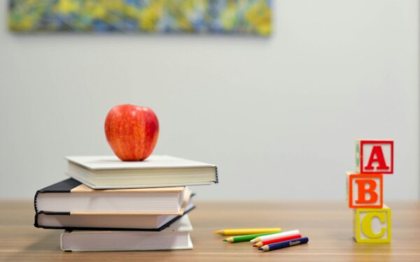Dirbtinis intelektas mokyklose kelia vis daugiau nerimo: pedagogai ragina įvesti griežtesnius ribojimus vaikams