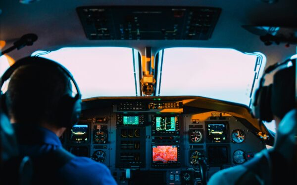 Kodėl pilotai nevalgo to paties maisto ir vengia barzdų? Šios taisyklės turi svarbią priežastį