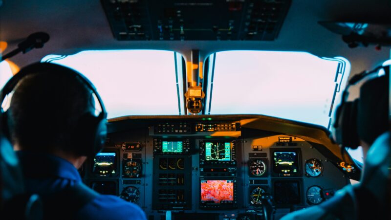 Kodėl pilotai nevalgo to paties maisto ir vengia barzdų? Šios taisyklės turi svarbią priežastį