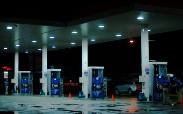 Rusijoje gilėja degalų krizė: Ukrainos dronai smogia naftos infrastruktūrai, o pasekmes jaučia milijonai gyventojų