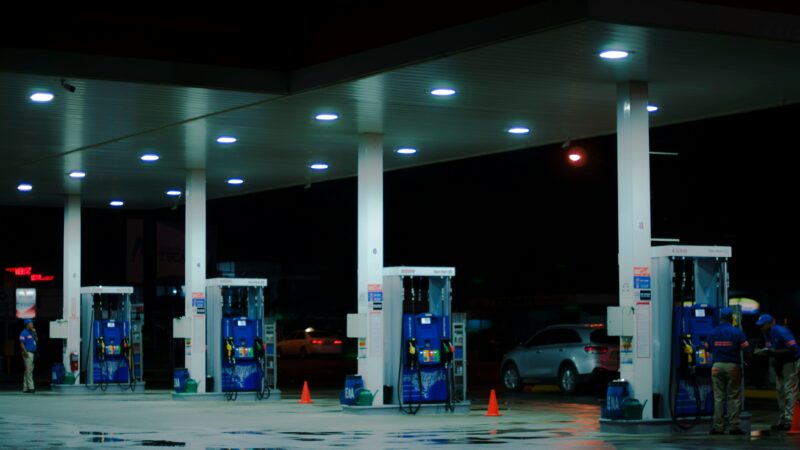 Rusijoje gilėja degalų krizė: Ukrainos dronai smogia naftos infrastruktūrai, o pasekmes jaučia milijonai gyventojų