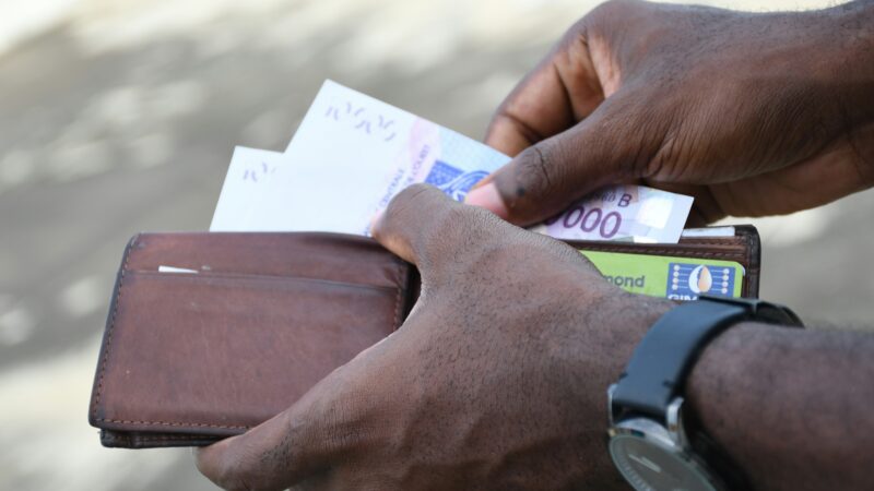 Ar tiesioginės piniginės išmokos padeda mažinti skurdą? Ką parodė tyrimai Afrikoje