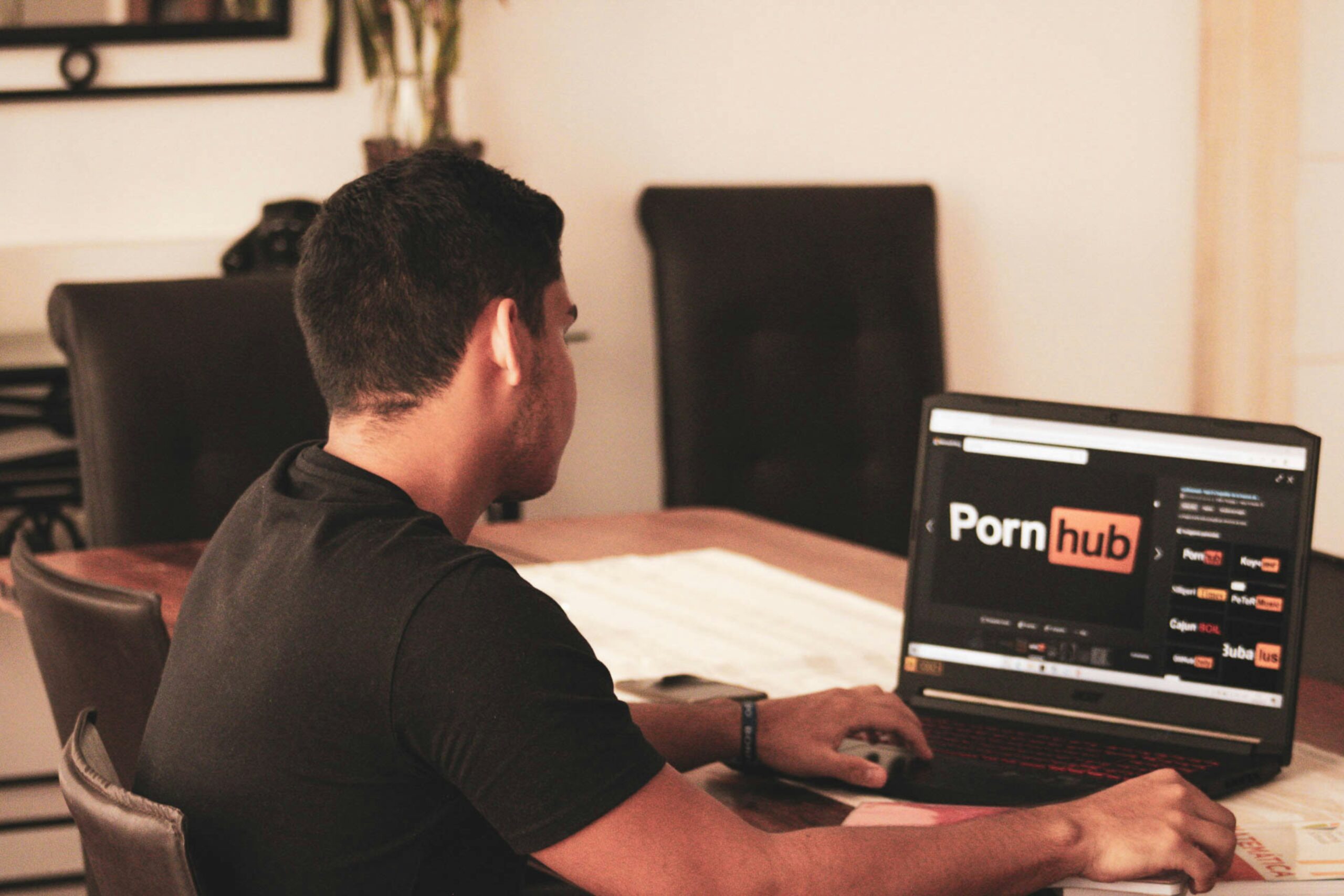 Tūkstančiai vyrų atsisako pornografijos: štai kokius pokyčius jie sako pajutę po šio sprendimo