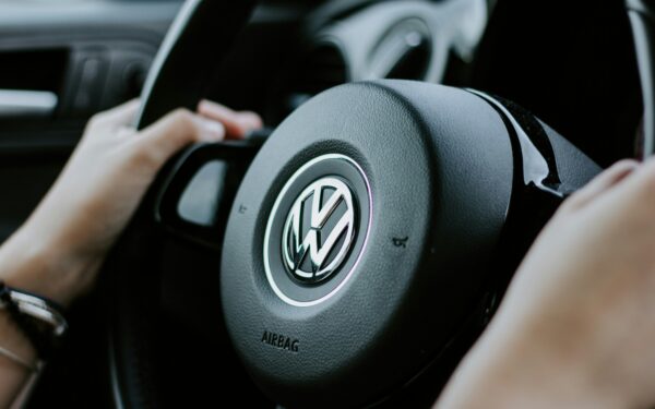 Vokietijos automobilių pasididžiavimas braška: „Volkswagen“ pelnas smuko beveik perpus