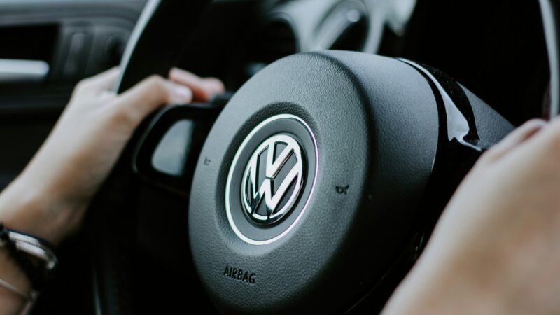 Vokietijos automobilių pasididžiavimas braška: „Volkswagen“ pelnas smuko beveik perpus