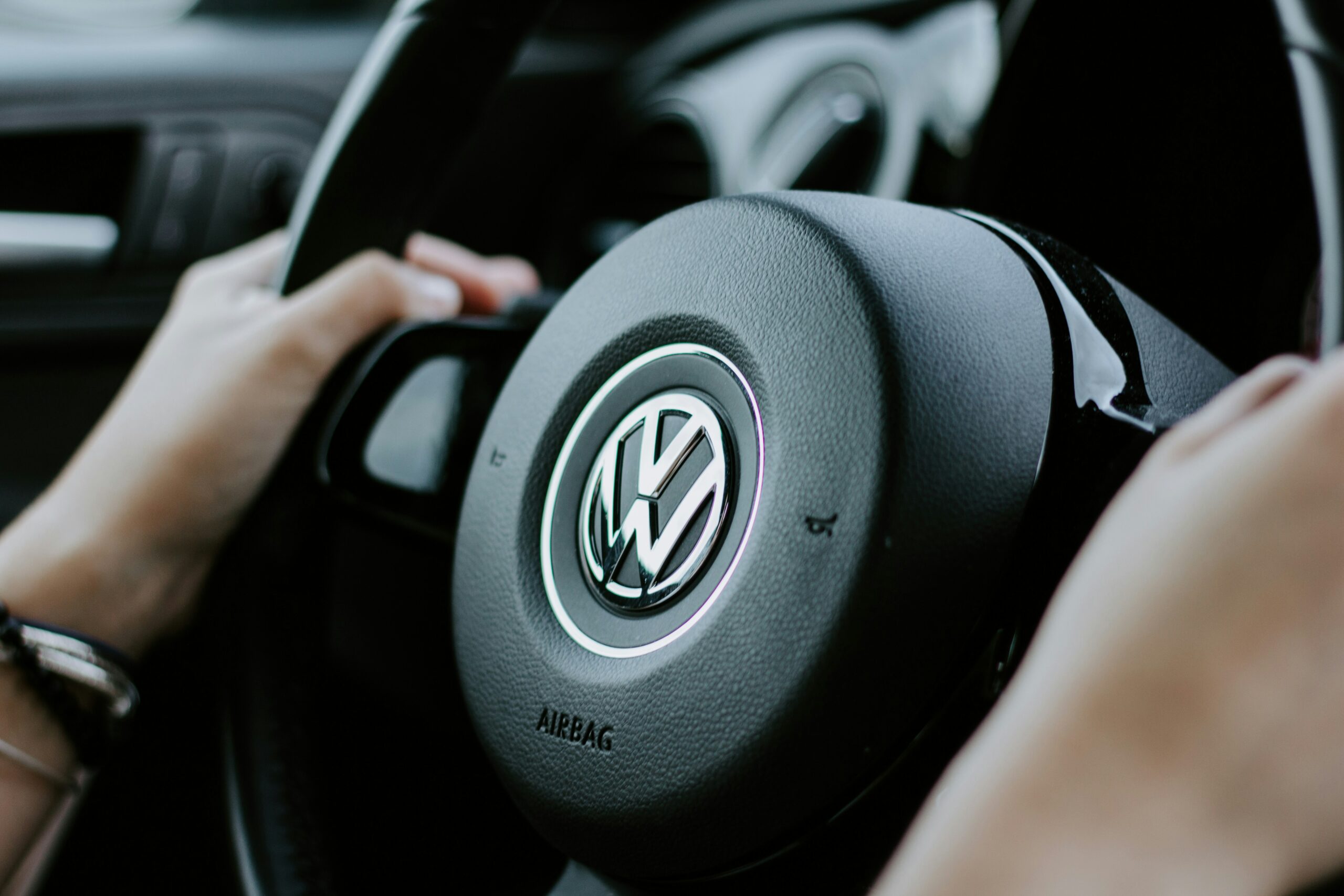 Vokietijos automobilių pasididžiavimas braška: „Volkswagen“ pelnas smuko beveik perpus