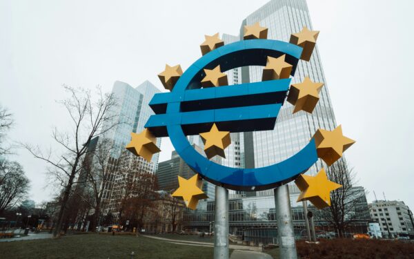 Europa atsidūrė pavojingoje kryžkelėje: priklausomybė nuo Kinijos kelia vis daugiau nerimo