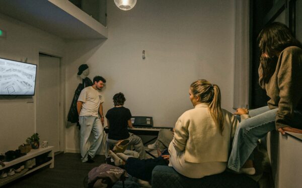 Vakaro kino klubas namuose: kaip susikurti prasmingą filmų tradiciją su draugais ar šeima