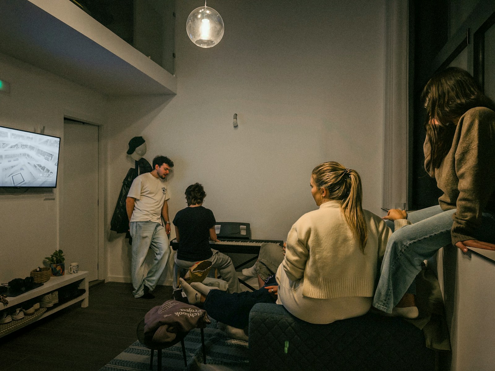 Vakaro kino klubas namuose: kaip susikurti prasmingą filmų tradiciją su draugais ar šeima