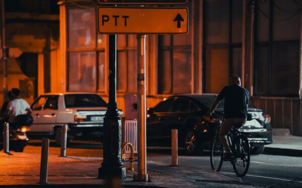 Vakaro pasivažinėjimas dviračiu mieste ir už jo: kaip paversti įprastą ratą tikru atokvėpiu po dienos