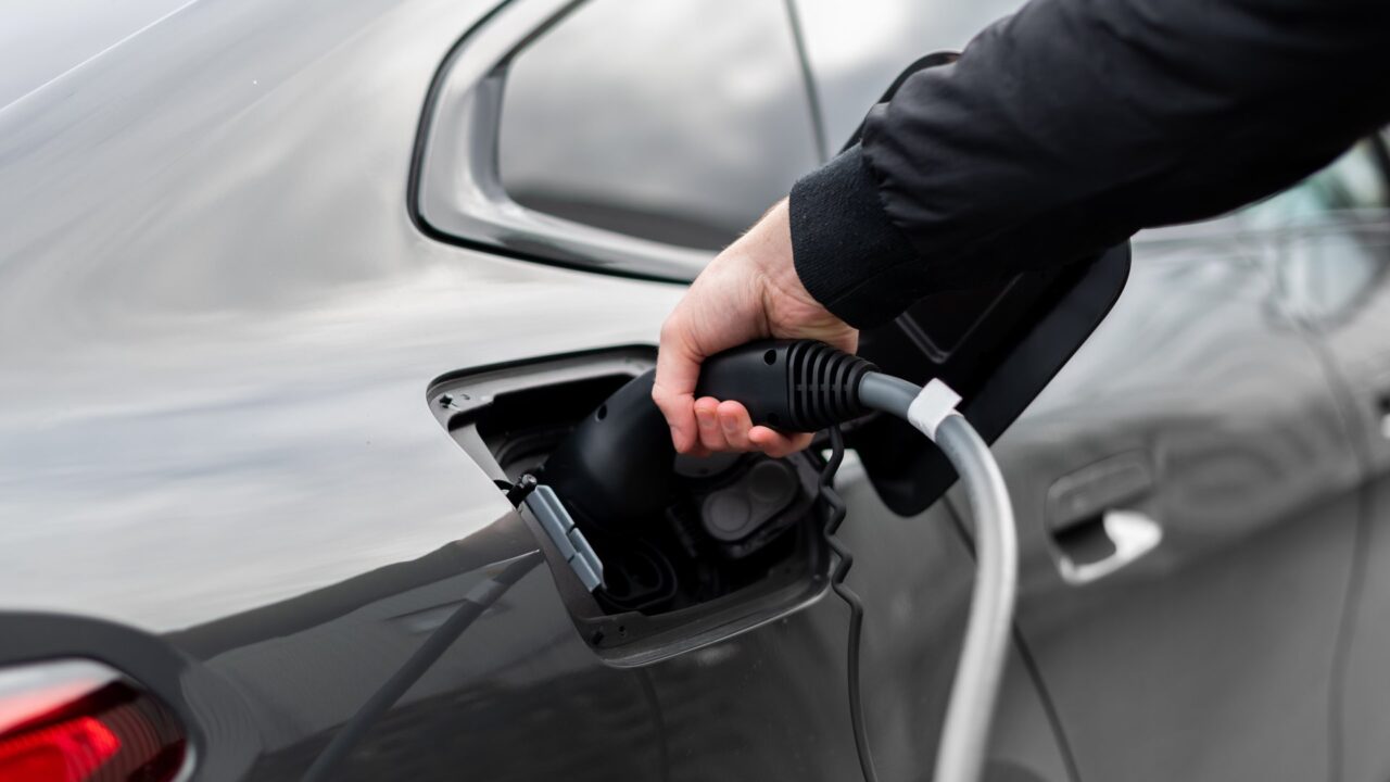 Elektromobilių infrastruktūra plečiasi: Vytauto gatvėje pradėjo veikti nauja stotelė