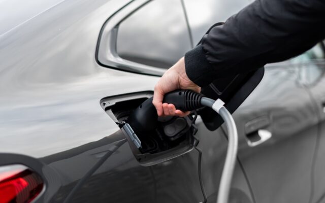 Elektromobilių infrastruktūra plečiasi: Vytauto gatvėje pradėjo veikti nauja stotelė