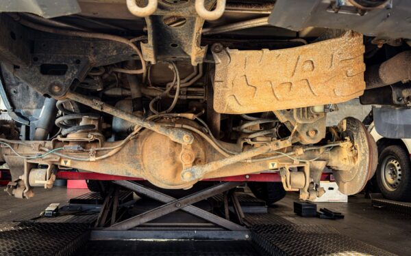 Kada metas keisti automobilio amortizatorius: požymiai, įtaka valdymui ir klaidos, kurias daro daugelis