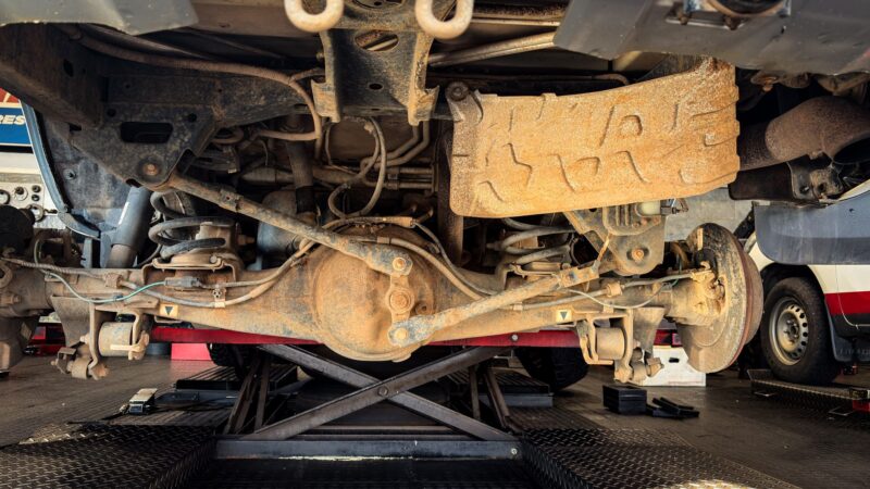 Kada metas keisti automobilio amortizatorius: požymiai, įtaka valdymui ir klaidos, kurias daro daugelis