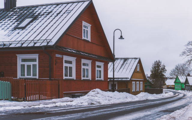 Kaimiškų mokyklų ateitis Žemaitijoje: kaip bendruomenės kovoja už klases, vaikus ir gyvybę kaime