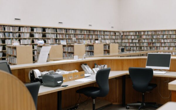 Kaimo biblioteka XXI amžiuje: kaip Šilalės krašto skaityklos tampa bendruomenių širdimi ir skaitmeninių įgūdžių mokykla