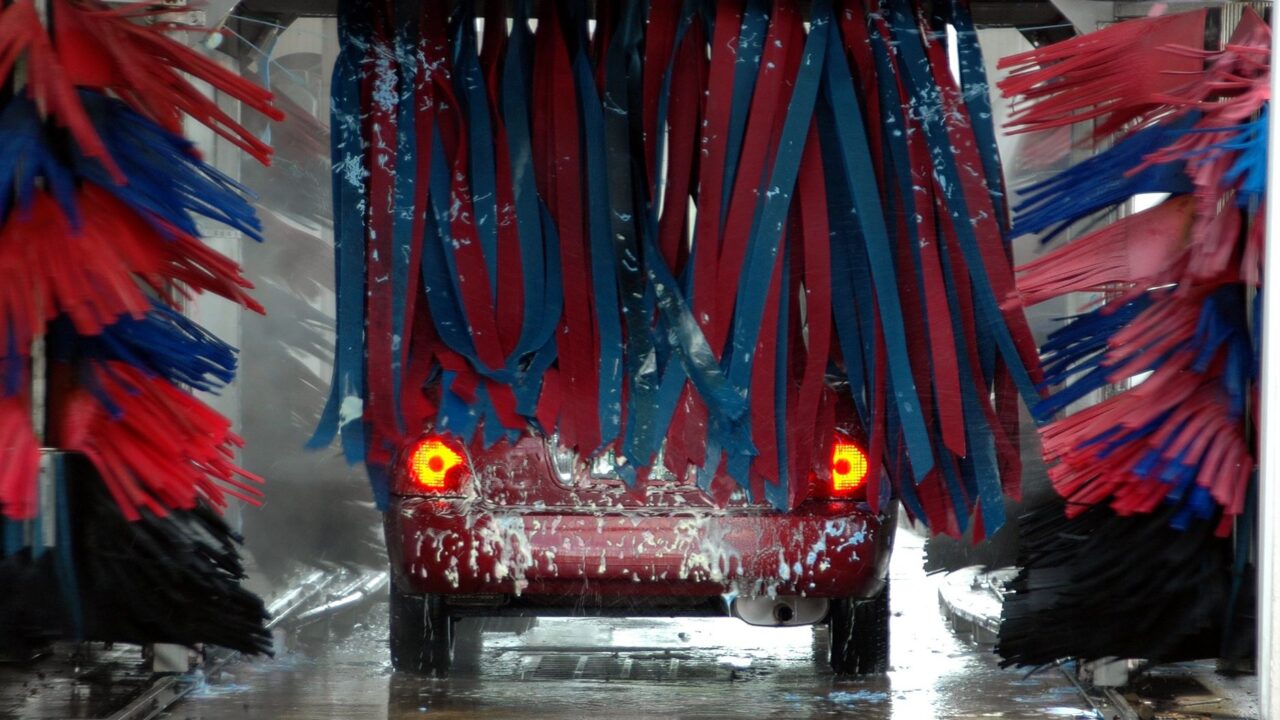 Kaip keičiasi automobilių plovimas: kontaktinės ir bekontaktės plovyklos, kainos, dažnumas ir ką verta rinktis