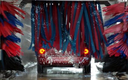 Kaip keičiasi automobilių plovimas: kontaktinės ir bekontaktės plovyklos, kainos, dažnumas ir ką verta rinktis