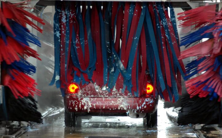 Kaip keičiasi automobilių plovimas: kontaktinės ir bekontaktės plovyklos, kainos, dažnumas ir ką verta rinktis