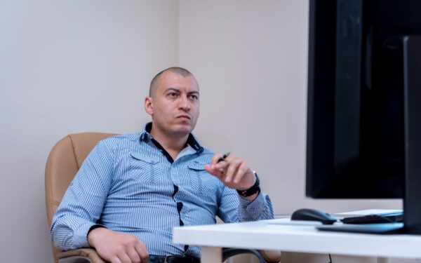 Kaip saugoti akis dirbant kompiuteriu: praktiški įpročiai, kurie padeda išvengti nuovargio ir sausumo