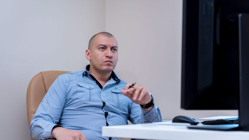 Kaip saugoti akis dirbant kompiuteriu: praktiški įpročiai, kurie padeda išvengti nuovargio ir sausumo