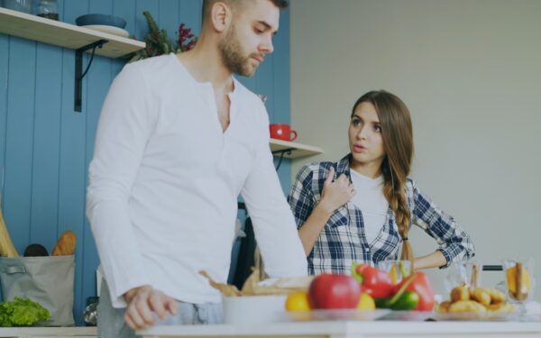 Kaip susitarti dėl buities namuose: kodėl „teisingas“ darbų pasidalijimas dažnai žlunga ir ką daryti kitaip