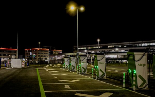Kaip tinkamai krauti elektromobilį namuose ir viešose stotelėse: praktinis gidas nuo sąnaudų iki etiketo