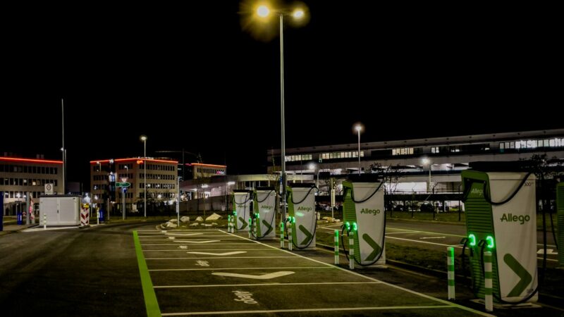 Kaip tinkamai krauti elektromobilį namuose ir viešose stotelėse: praktinis gidas nuo sąnaudų iki etiketo