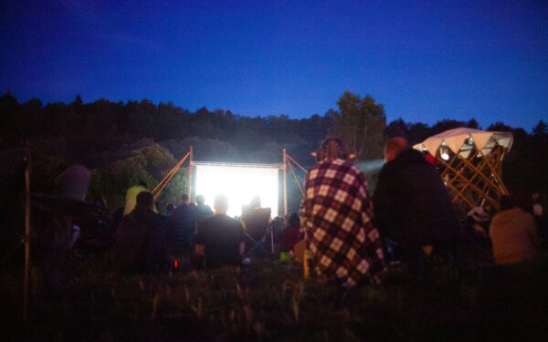 Kino vakaras po atviru dangumi: kaip paprastai ir be didelių išlaidų surengti filmų seansą lauke