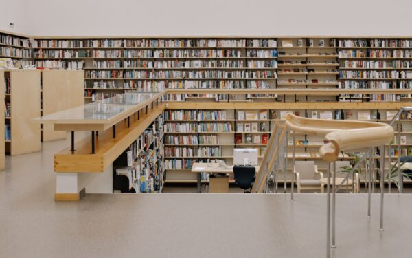 Laisvalaikis bibliotekoje kitaip: kaip šiuolaikinės skaityklos virsta jaukiomis poilsio ir idėjų erdvėmis