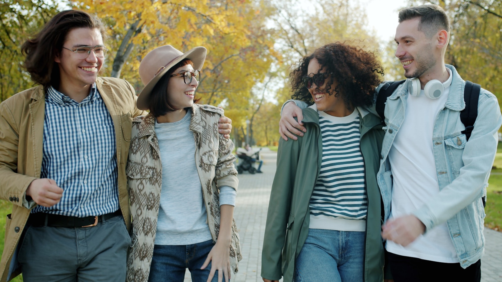 Laisvalaikis su draugais be didelių išlaidų: 9 paprastos idėjos, kurios neatsibosta ir po darbo dienos