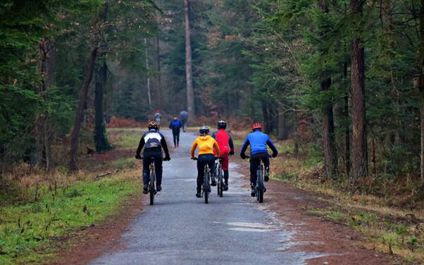 Lėtasis dviračių maršrutas savaitgaliui: kaip susiplanuoti ramią išvyką be sportinių ambicijų ir streso