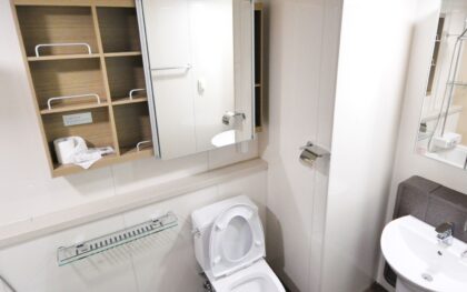 Maža vonia be didelio remonto: kaip praktiškai sutalpinti daiktus ir sukurti tvarkos įspūdį