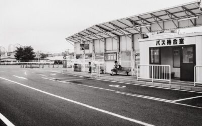 Mažų miestų autobusų stotys atgimsta: kaip Anykščiai savo stotį paverčia vietos vartais ir susitikimų erdve