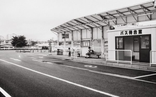 Mažų miestų autobusų stotys atgimsta: kaip Anykščiai savo stotį paverčia vietos vartais ir susitikimų erdve