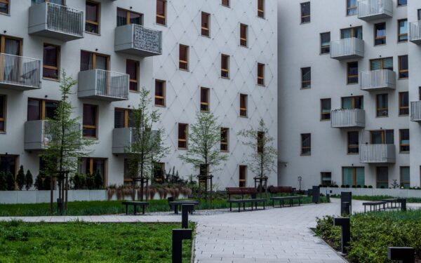 Mažų miestų kiemų istorijos: kaip Anykščių daugiabučių bendruomenės tyliai keičia miesto veidą