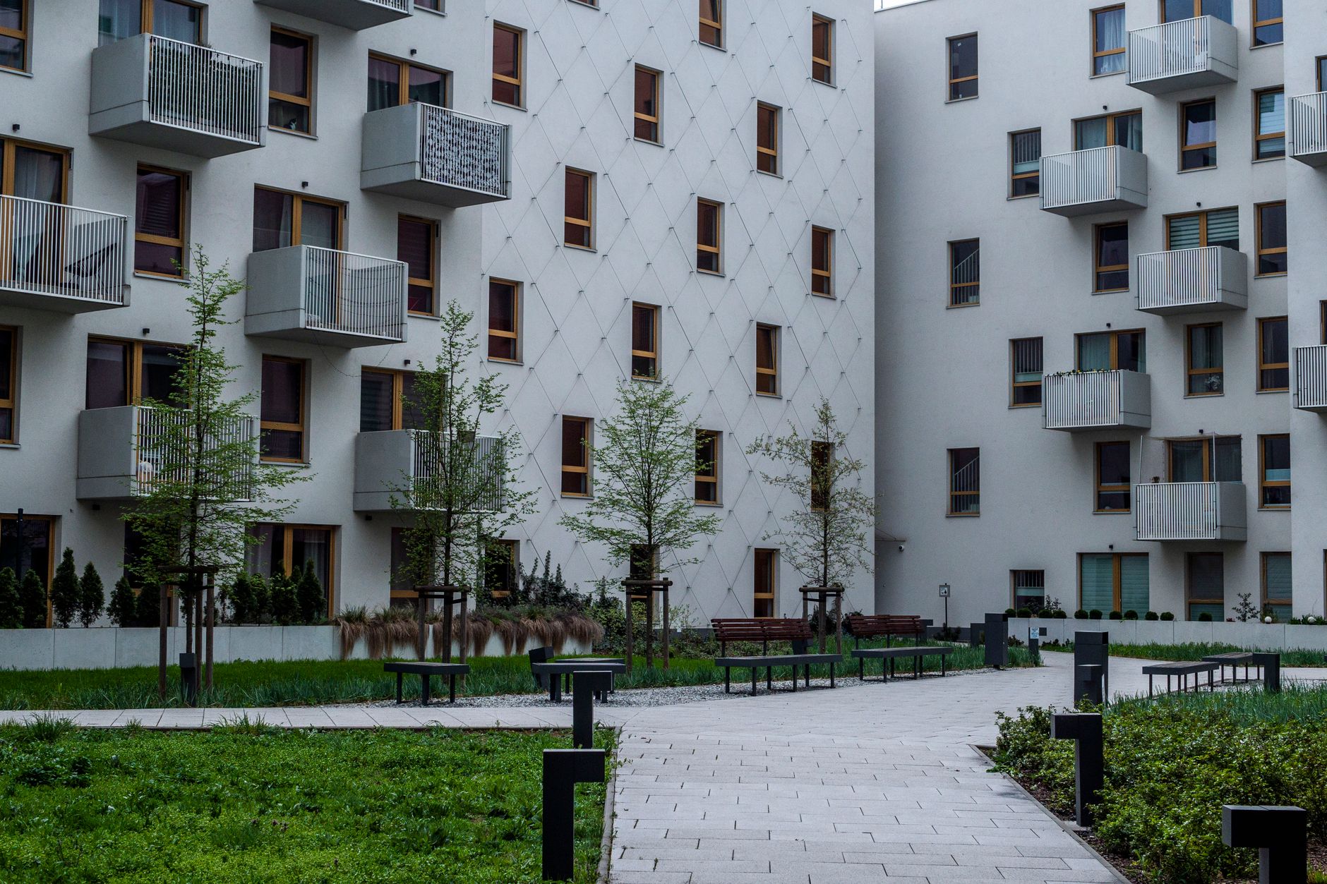 Mažų miestų kiemų istorijos: kaip Anykščių daugiabučių bendruomenės tyliai keičia miesto veidą