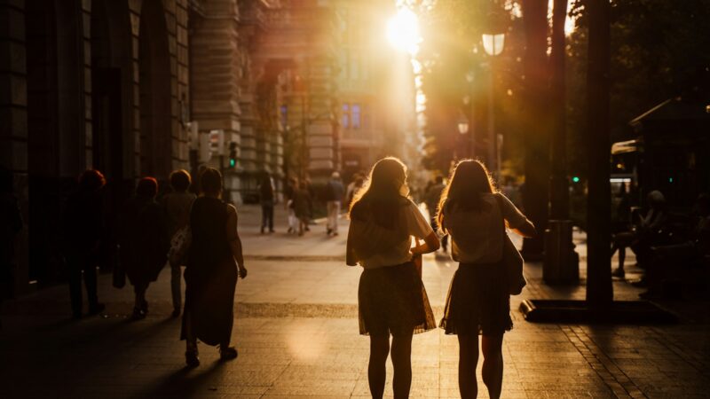 Naktinis pasibuvimas mieste be triukšmingų barų: idėjos ramiam laikui po darbų