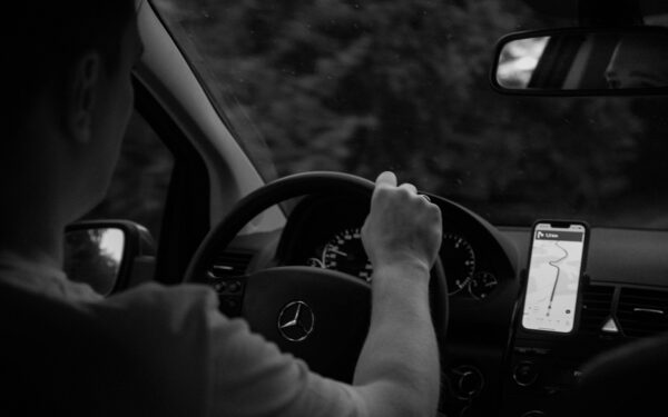 Navigacija telefone vairuotojams: kaip išnaudoti programėles kelionėms Lietuvoje ir užsienyje