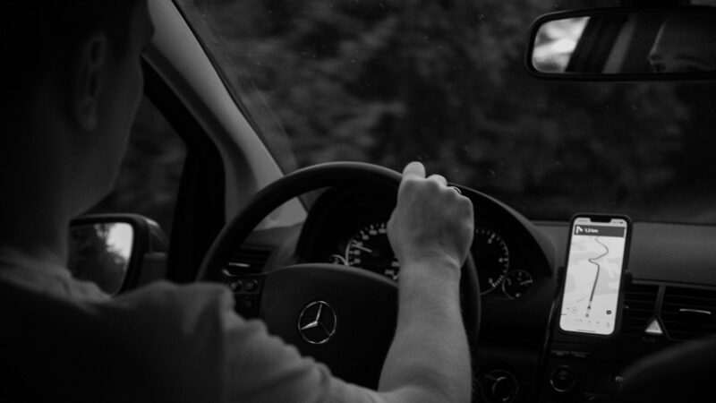 Navigacija telefone vairuotojams: kaip išnaudoti programėles kelionėms Lietuvoje ir užsienyje
