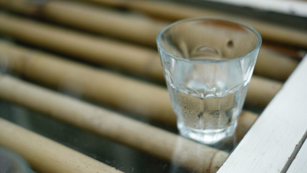 Stiklinė vandens prie lovos gali slėpti staigmeną: mikrobiologas įvardijo 12 valandų taisyklę
